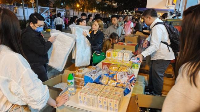 香港大埔火災(zāi)救援現(xiàn)場(chǎng)直擊 萬眾一心救災(zāi)