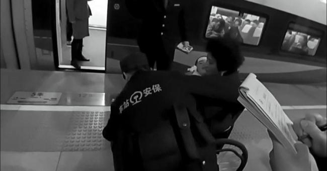 高铁为救高热惊厥孩童紧急停靠两分钟 多方联动救援成功