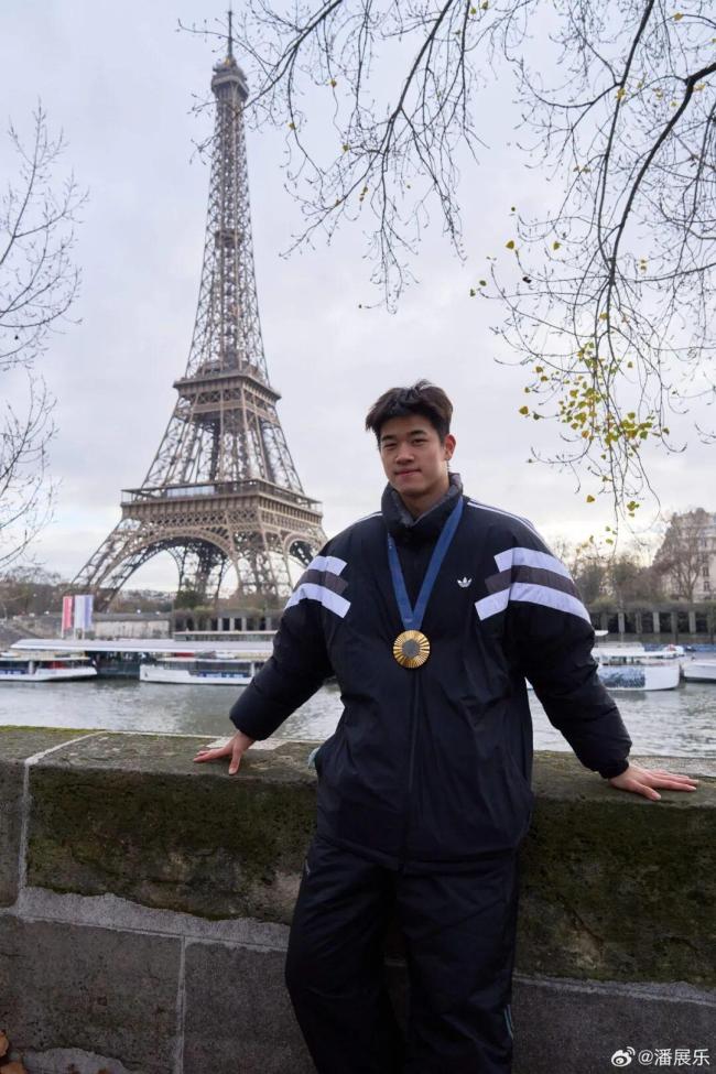 潘展乐戴奥运金牌与埃菲尔铁塔同框 重返荣耀弥补遗憾