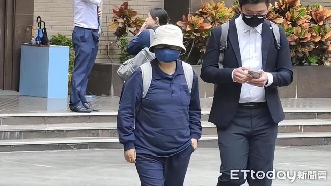 李威妻子出庭痛哭自責(zé)沒(méi)救死者 還原事發(fā)過(guò)程艱難作證
