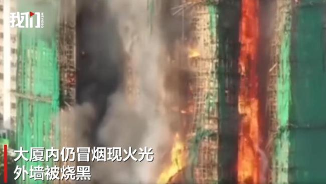 香港起火大楼仍持续冒出黑烟 伤亡惨重救援继续