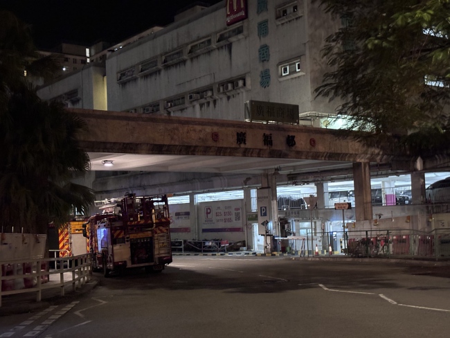 香港大埔火警至少出動35輛消防車 大火持續(xù)引發(fā)關(guān)注
