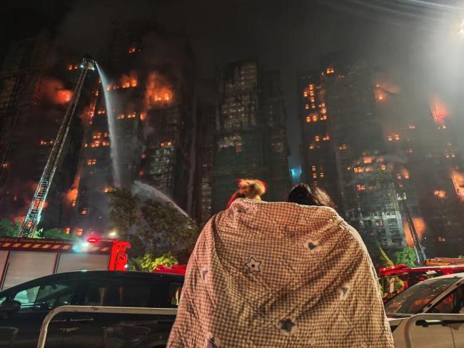 香港火災(zāi)涉事嫌疑人被捕現(xiàn)場 工程公司負(fù)責(zé)人涉嫌誤殺