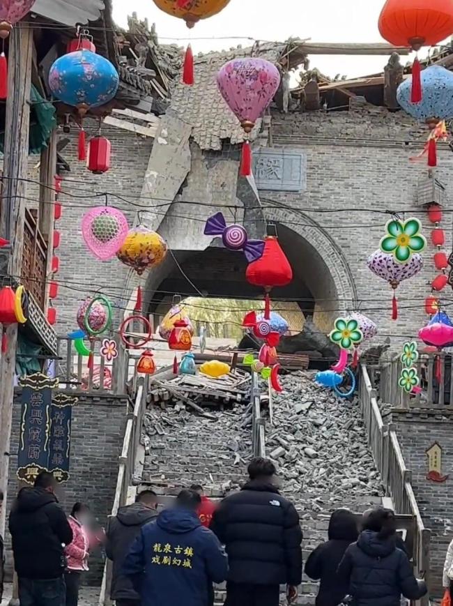 游客正看演出景区大门楼阁垮塌 现场紧急疏散