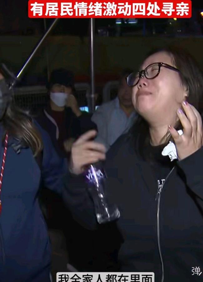 “我全家人在里面 打不通電話”香港大埔火災(zāi)，家屬淚崩尋親 大火無情夜難眠