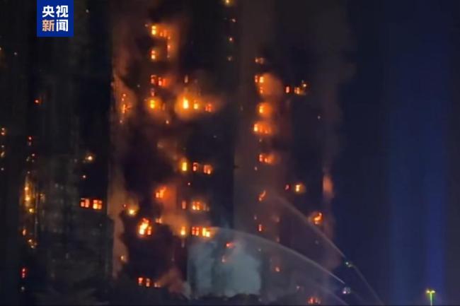 香港大埔火災(zāi)火情受控 44人遇難含1名消防員