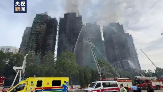 香港火災(zāi)消防員逐戶破門搜索 火勢蔓延過快引發(fā)關(guān)注