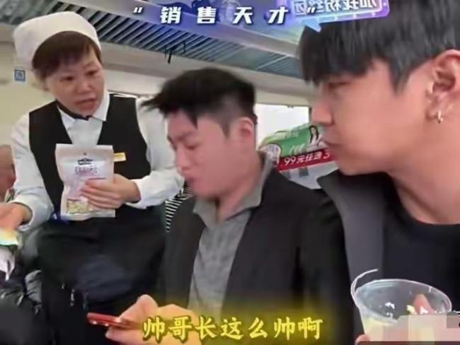 東北列車售貨大姨已恢復(fù)工作 熱情服務(wù)獲網(wǎng)友支持