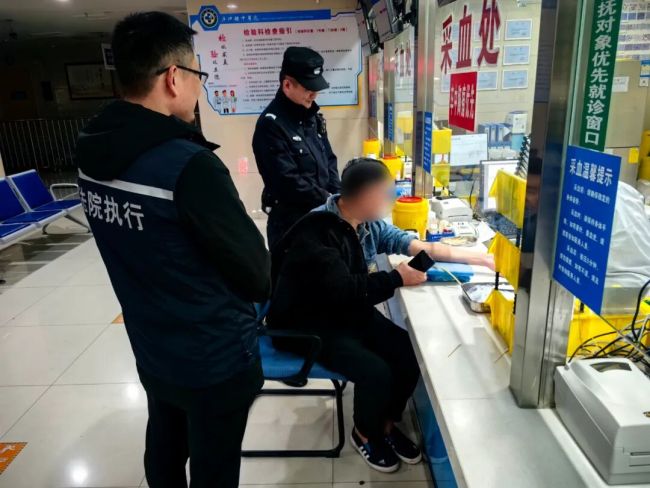 一人拖欠50余名农民工工资被拘15日！