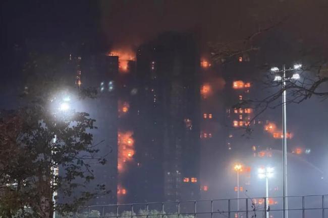 香港大埔大火后阿伯現(xiàn)場尋家人 火災無情教訓有情