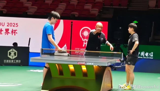 王楚钦孙颖莎同台对练