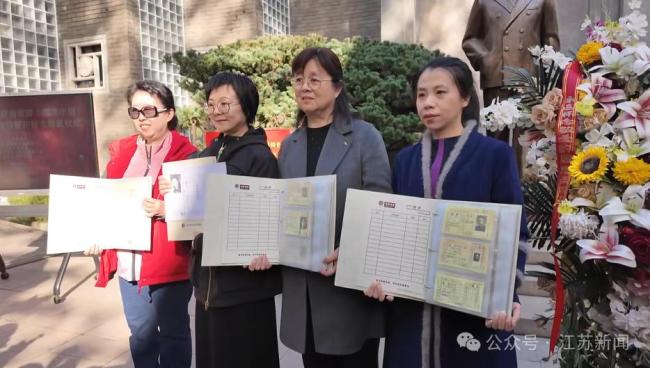 吳石后人獲贈(zèng)戶籍卡仿真件 沉默榮耀不再沉默