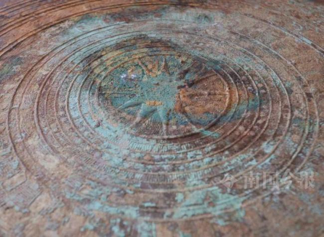 大叔挖蚯蚓挖出60斤千年“大宝贝” 千年铜鼓惊现世间