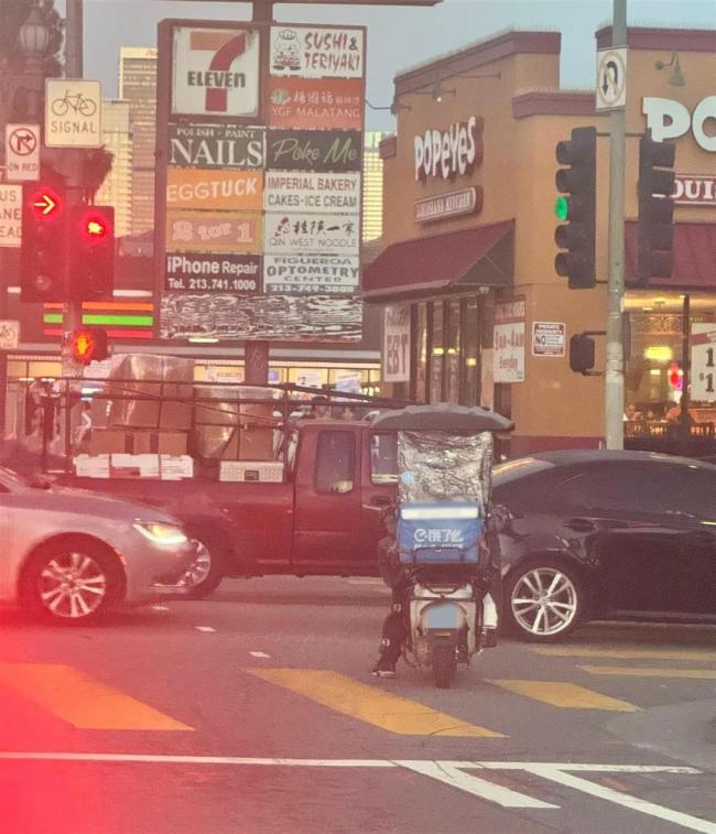 美国街头现饿了么骑手 当事人回应 装备邮寄自用