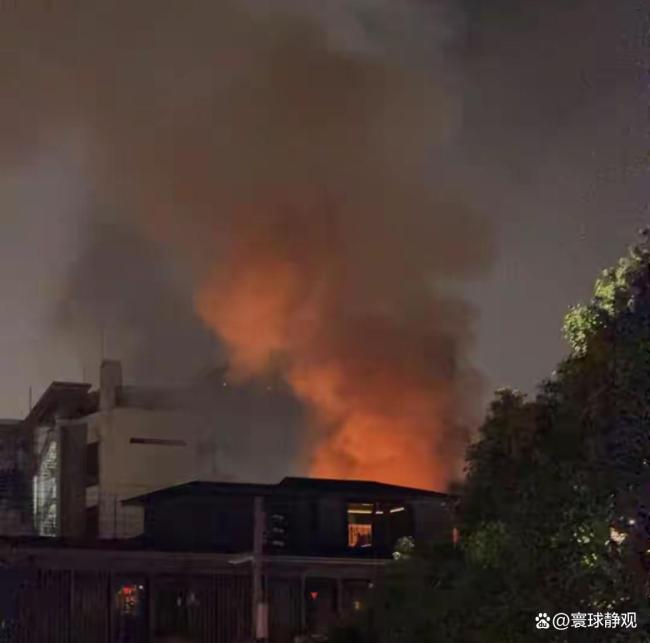 日本京都著名景点突发火灾 百年木造街区险遭吞噬