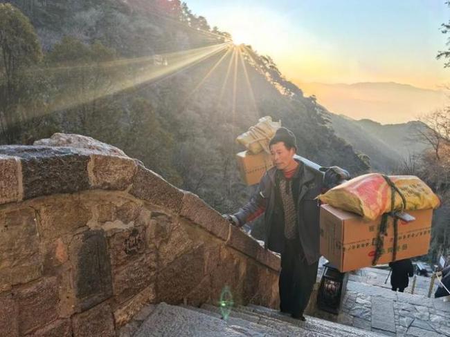 老君山15元泡面背后是挑山工活命錢 每步辛勞半分錢