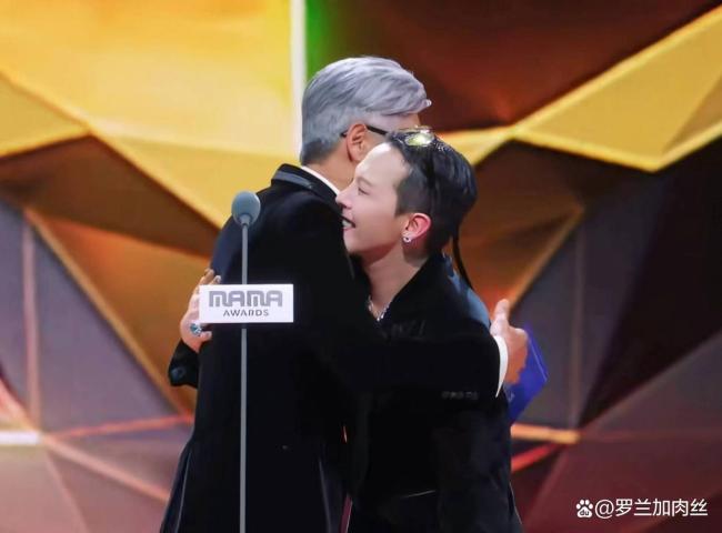 周润发时隔十年给权志龙颁奖 温情跨越时光