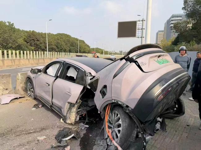 上海一新能源汽車撞石墩斷成兩截 駕駛員安全脫險引發(fā)熱議