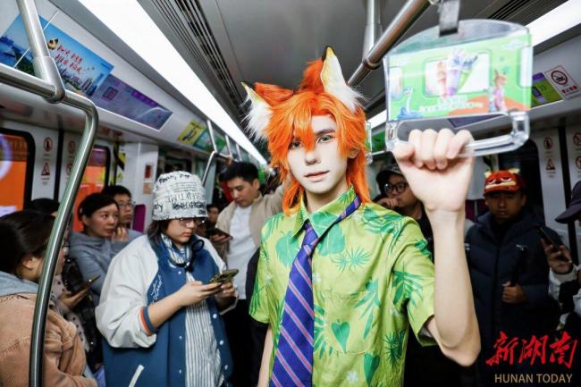长沙地铁现“疯狂动物城”