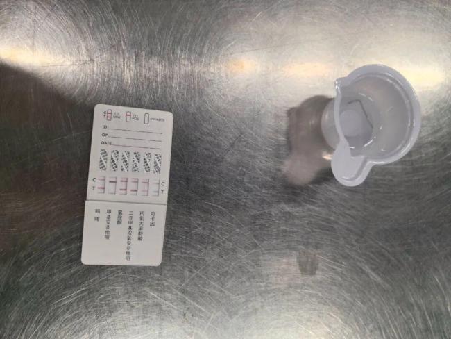 男子鞋底藏匿0.841克冰毒被海关查获 毒品藏匿手法曝光