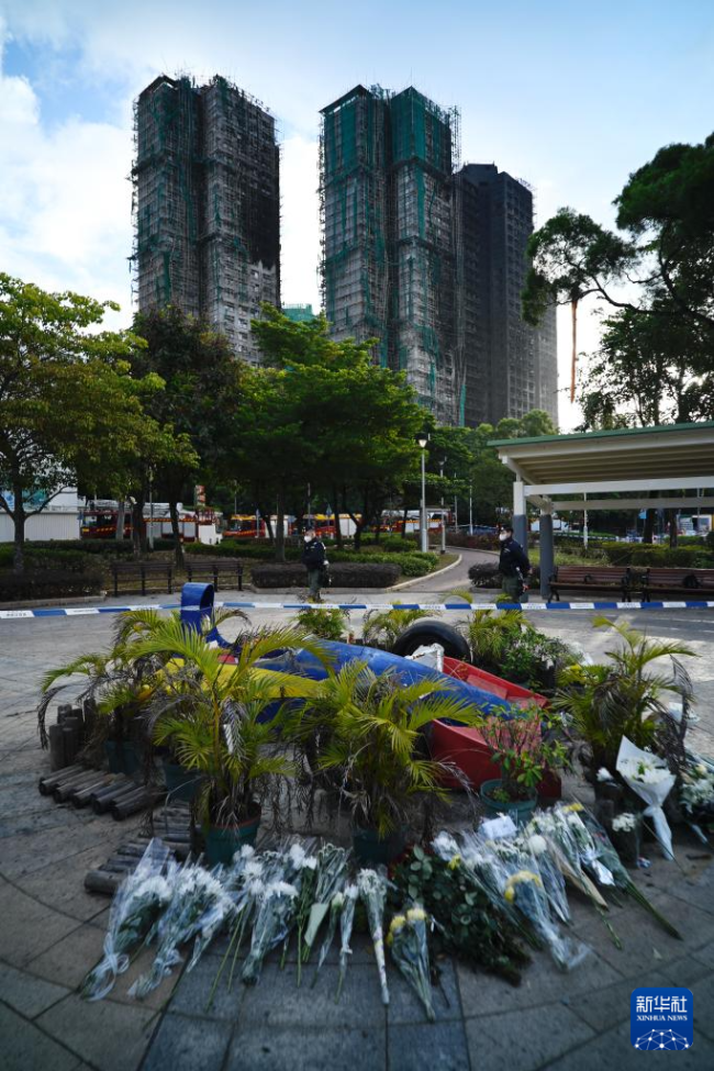 众多市民自发前往火灾附近悼念逝者 全城哀思凝聚