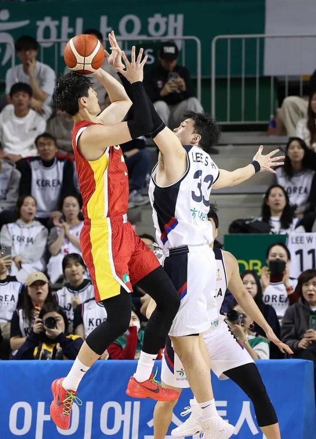 中国男篮再负韩国 世预赛两连败 进攻端低迷