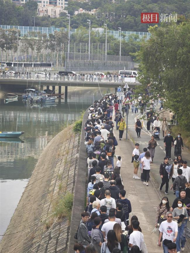 香港市民排两三公里为逝者献花 哀悼队伍绵延数里