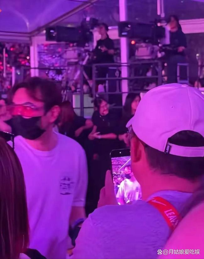 王思聰新加坡看BLACKPINK演唱會(huì) 山頂票區(qū)社恐低頭