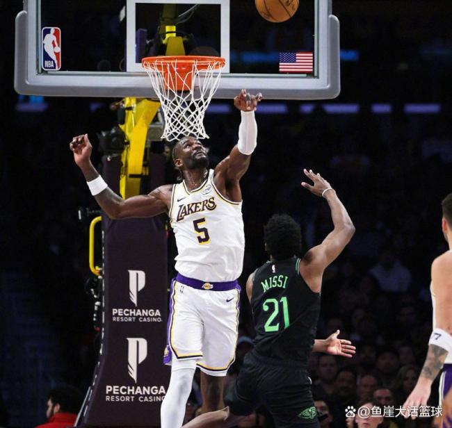 湖人7连胜背后的关键力量,里夫斯高效表现引领球队胜利,独揽33分壮举