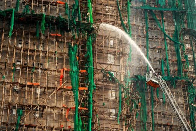 香港大火之下 风暴眼中的竹棚工 传统与安全的博弈