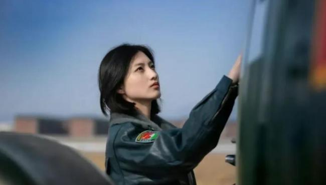 00后女飞行员郭万树顺利通过毕业考核