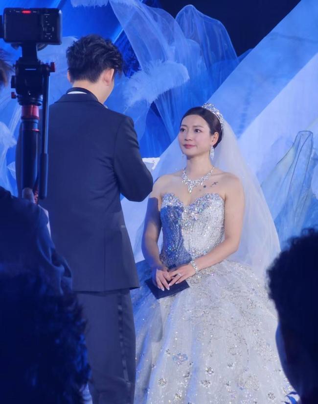 黄雅琼婚礼最热闹的一桌 羽毛球圈齐聚祝福