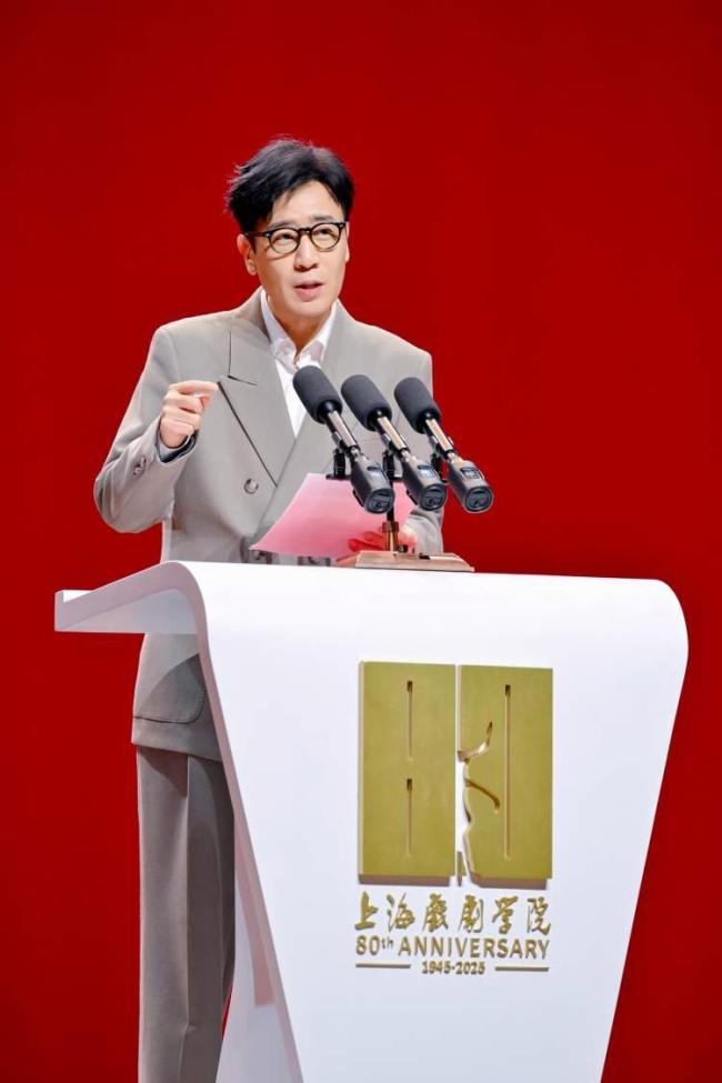 上戲80周年校慶眾多畢業(yè)生回校 共賀八十華誕