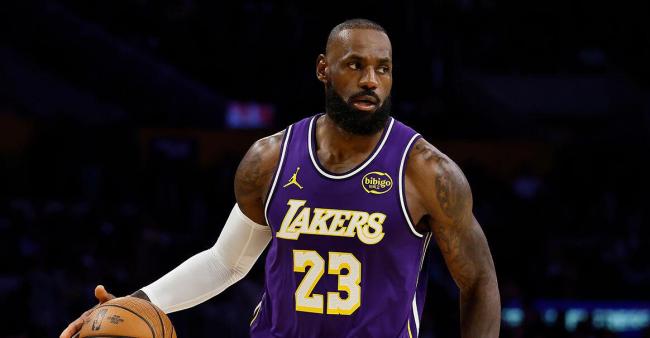 詹姆斯因伤病惩处缺席当天战鹈鹕