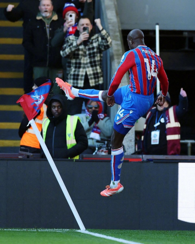 曼联凭借定位球逆袭夺冠,幸运女神的眷顾红魔时刻