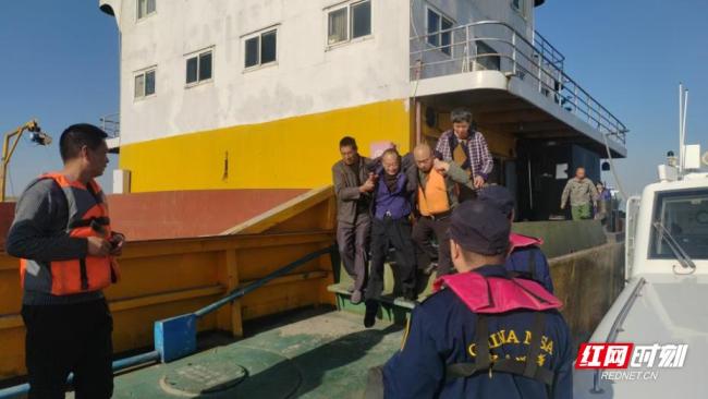 洪湖海事处成功救助突发疾病的船员 展现高效应急能力