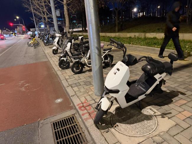 二手电动自行车交易暗藏多重风险 街头售卖点隐患多