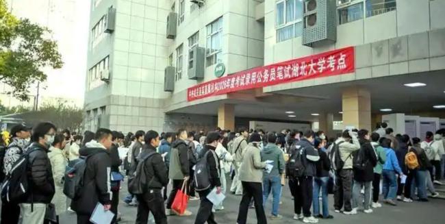 应届硕士偷偷参加国考 考编仍是就业首选