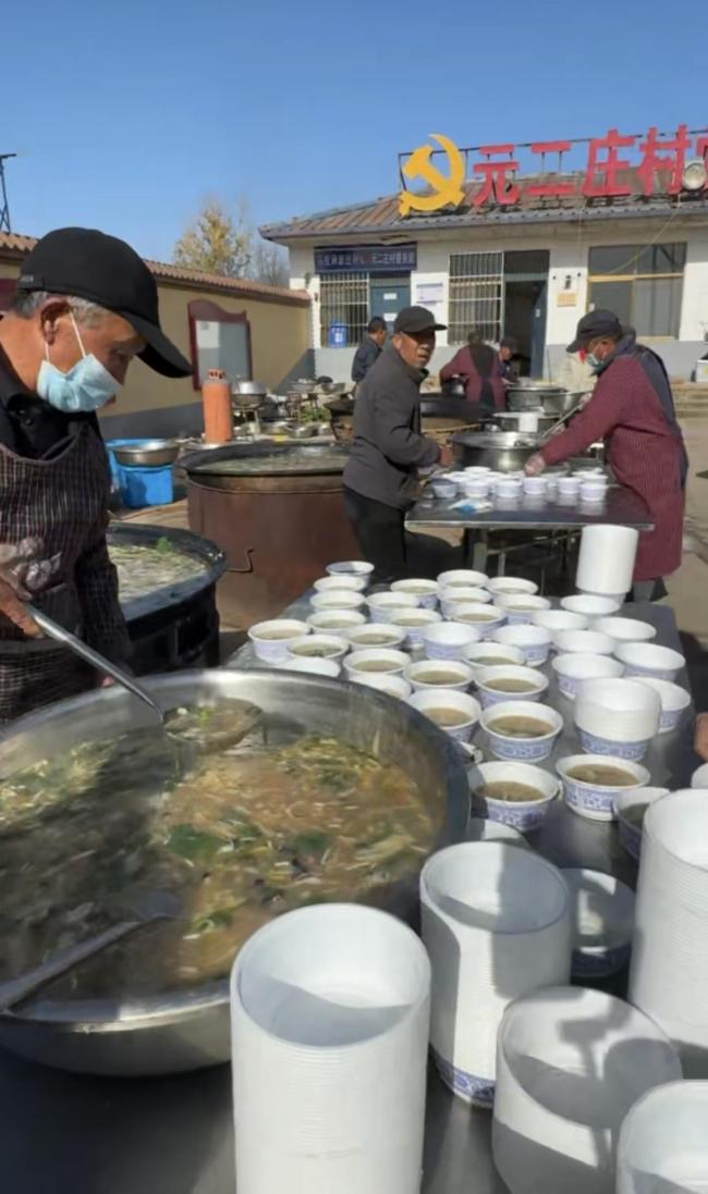 母亲去世20年孝子请数万人看3天戏 豫剧盛宴怀念母恩