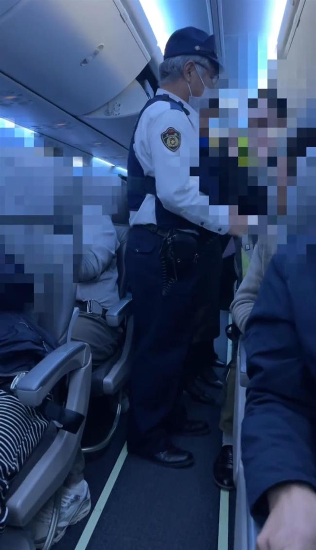 东京飞上海航班返航 一男子被带走 因座位纠纷引发