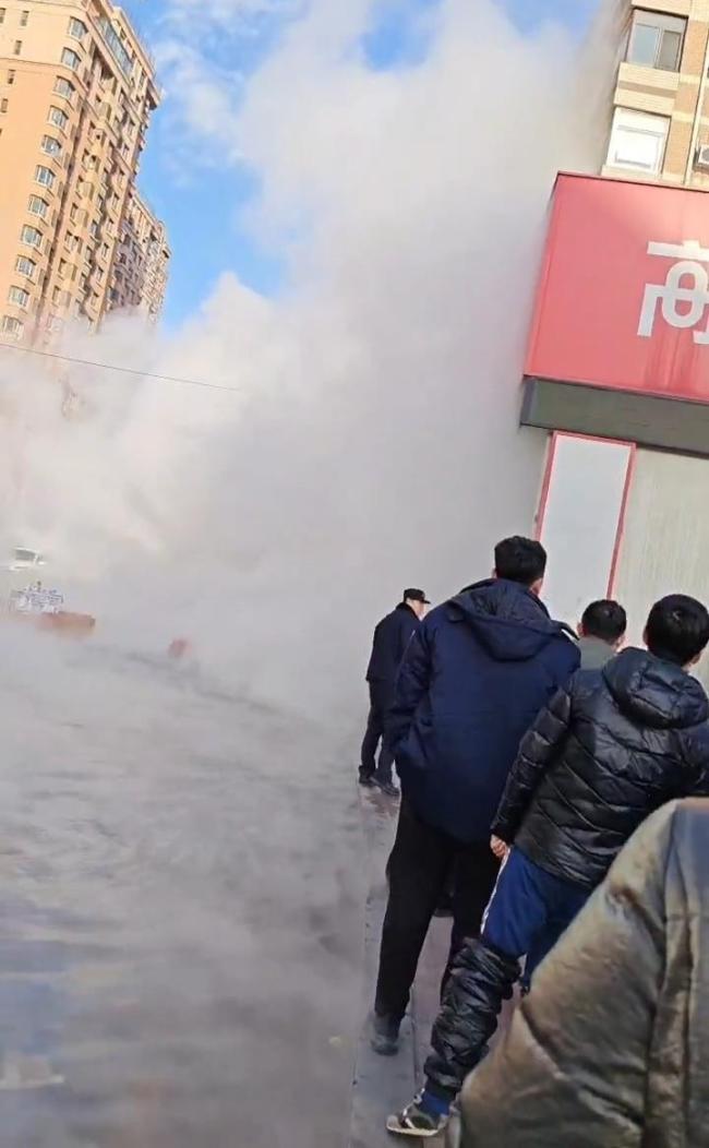 藥房門口供熱管道爆裂有人被燙傷 傷者已出院