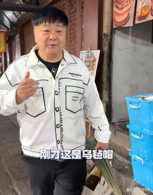 演员洪剑涛景区试戴帽子被要价5元 试戴费引发争议