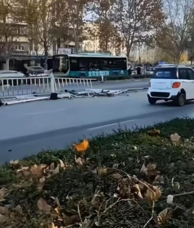 小米SU7撞坏上百米隔离带 10余车受损 事故频发引关注