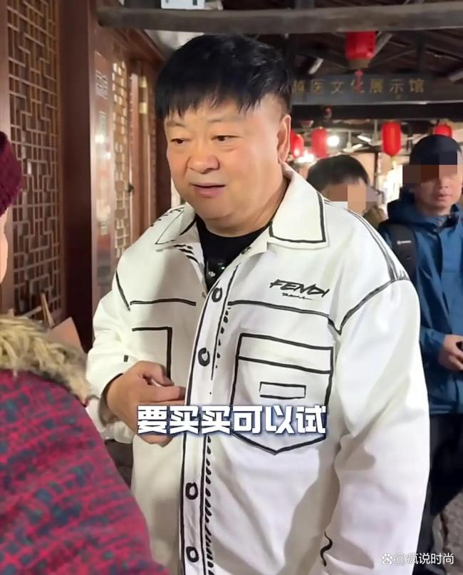 演员洪剑涛景区试戴帽子被要价5元 试戴费引发争议