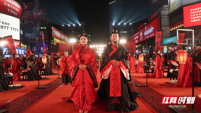 汶川地震获救女孩与救她的军人结婚 爱超越年龄差距