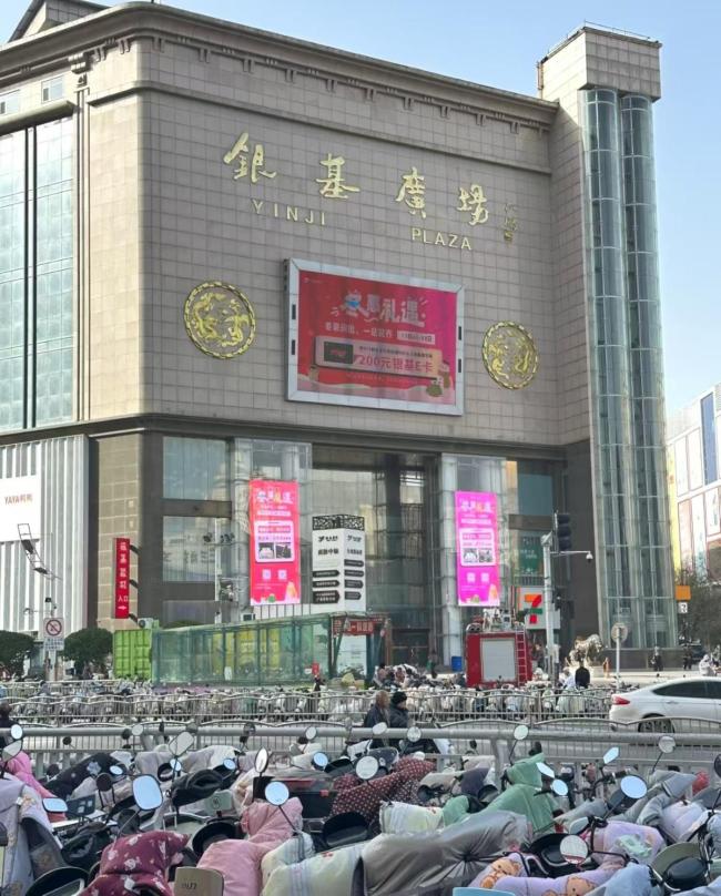 商家：“排骨羽绒服”成冬季爆款 寒潮带动发货量猛增