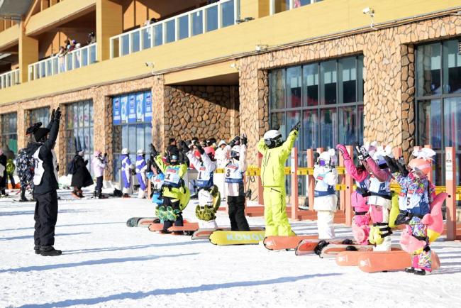 吉林新疆开启“雪假” 冰雪乐趣点燃冬日热情