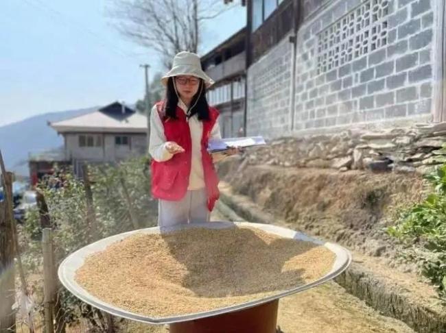 病逝清华硕士驻村干部从小家庭困难 缅怀邓桂娟