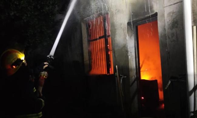 两户居民熏腊肉把两栋房子烧了 无人看守酿大祸