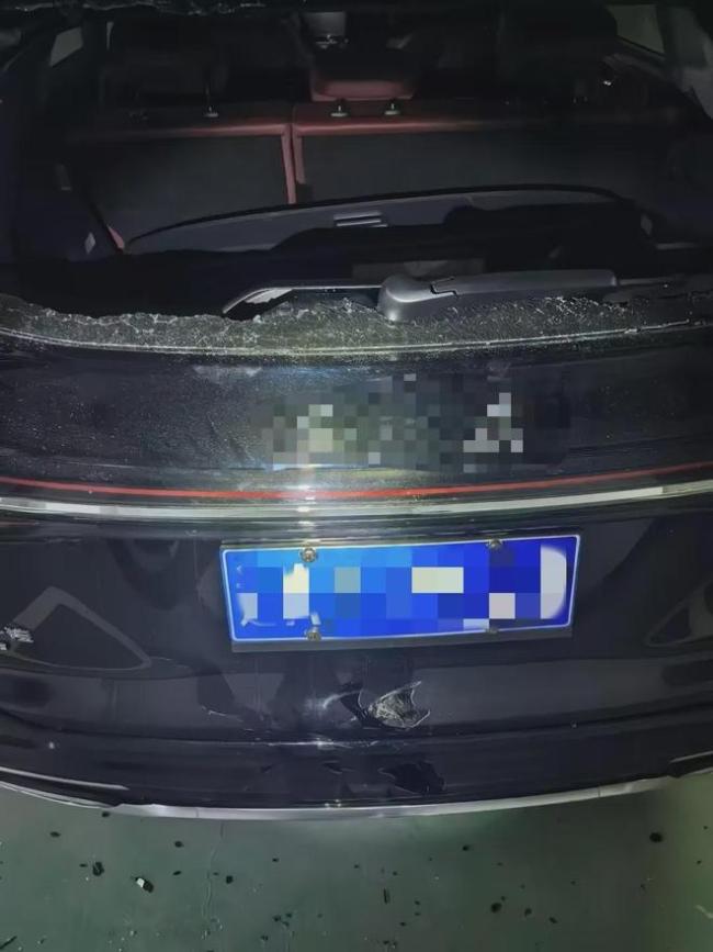 地库狂砸20辆车行窃4嫌疑人被抓获 警方迅速破案